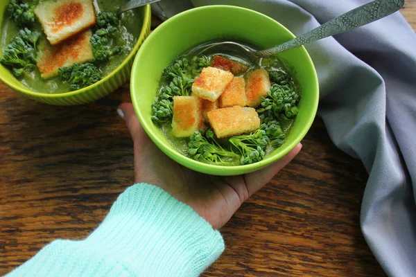 Färsk broccolisoppa i en skål med krutonger — Stockfoto