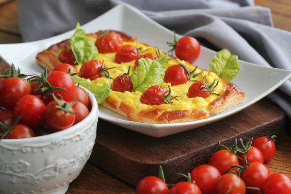 新鮮なトマトタルト リコッタチーズをトッピングパイ生地 チーズとチェリートマト — ストック写真