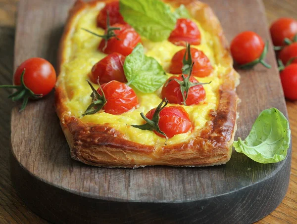 Taze domatesli tart, üzerine ricotta, peynir ve kiraz domatesli puf böreği.