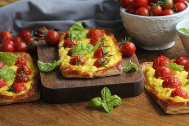 Taze domatesli tart, üzerine ricotta, peynir ve kiraz domatesli puf böreği.