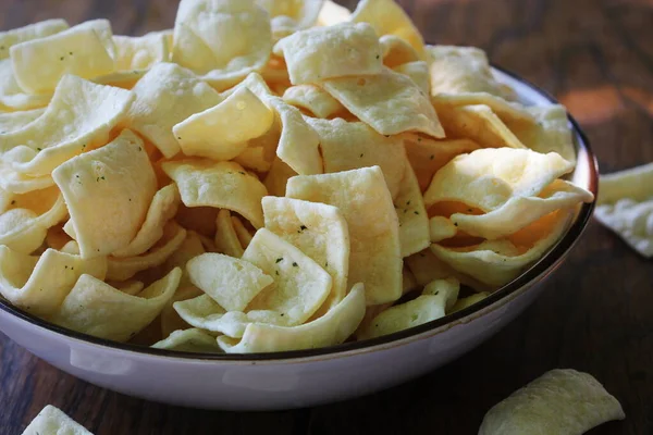 Snack saludable de chips de lentejas bajas en grasa con hierbas y crema agria en un tazón — Foto de Stock