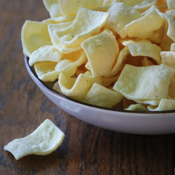 Snack saludable de chips de lentejas bajas en grasa con hierbas y crema agria en un tazón — Foto de Stock