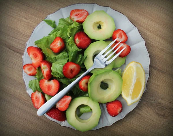 Frischer Salat mit Erdbeeren, Avocado und Salat — Stockfoto