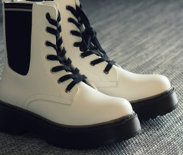 Λευκό δερμάτινες μπότες χειμώνα σε γκρι φόντο — Φωτογραφία Αρχείου