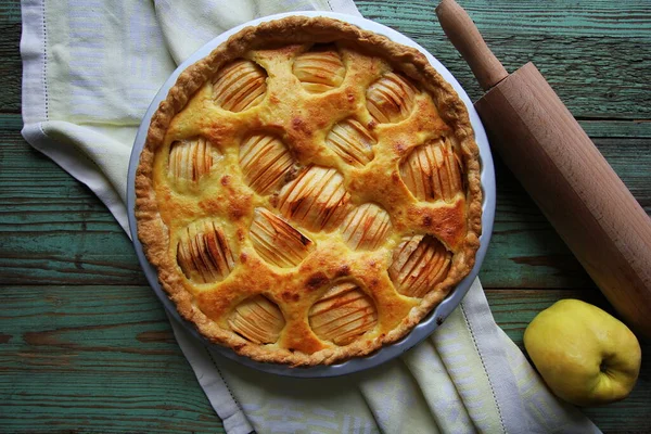 Traditional apple pie, fruit dessert, tart with fresh apples on wooden rustic table. Top view — Stock Photo, Image
