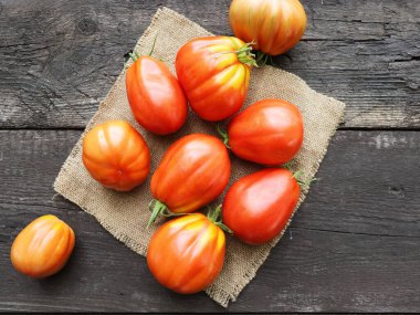 ahşap arka plan üzerinde taze kırmızı organik hatıra domates