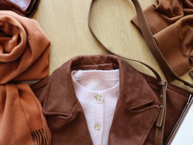 Bahar sonbahar kadın kıyafeti. Kıyafetler, aksesuarlar. Deve kürkü, kıyafet, çanta.