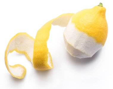 Soyulmuş limon ve beyaz zemin üzerine limon lezzet. Yakın çekim.