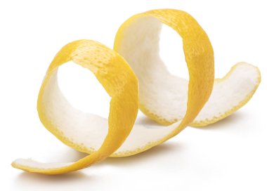 Limon kabuğu veya beyaz zemin üzerine limon twist. Yakın çekim.