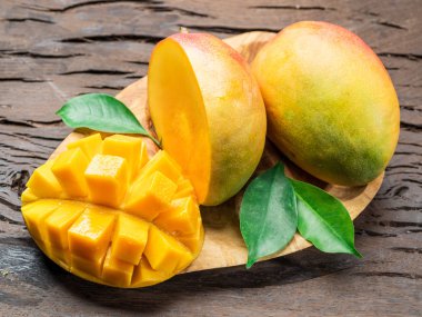 Mango meyve ve eski ahşap masa mango dilimleri.
