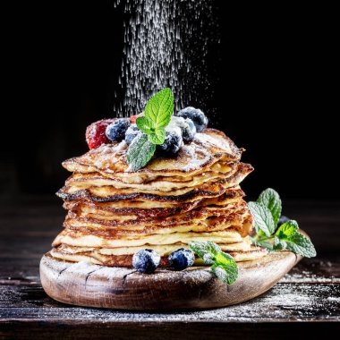 Ahşap masa üzerinde taze çilek ile Pancakes.