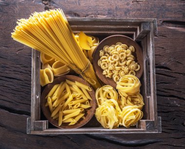 Ahşap masa türlerinde farklı makarna. Üstten Görünüm.