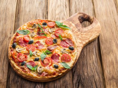 Taze domates ve otlar pizza. Üstten Görünüm.