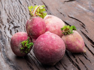 Turp taproots ahşap arka plan üzerinde.