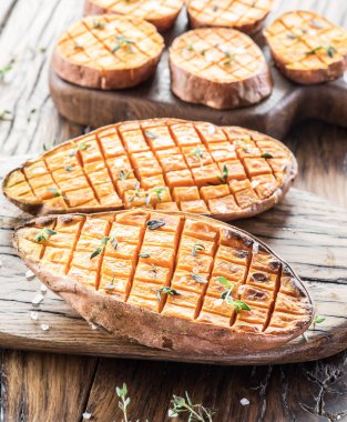 Eski ahşap masa üzerinde pişmiş soliman.rwash.