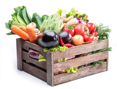 Taze sebze çok renkli ahşap sandık. Beyaz arka plan.