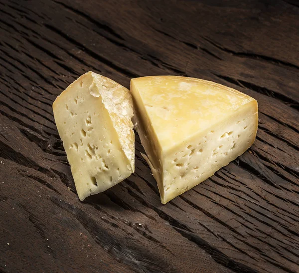 木制背景的自制奶酪片 — 图库照片