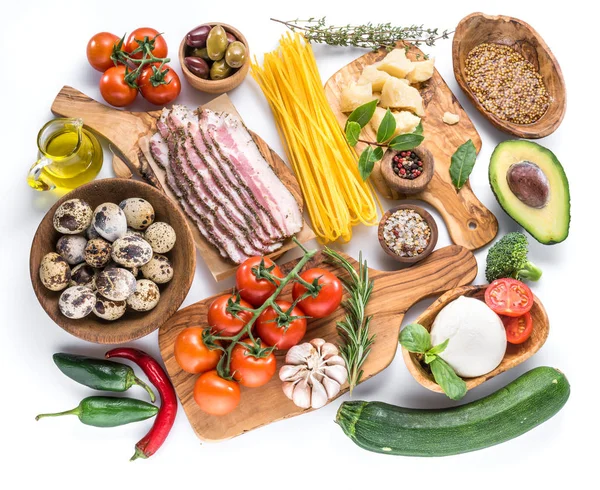 Een Aantal Populaire Italiaans Eten Witte Achtergrond Bovenaanzicht — Stockfoto