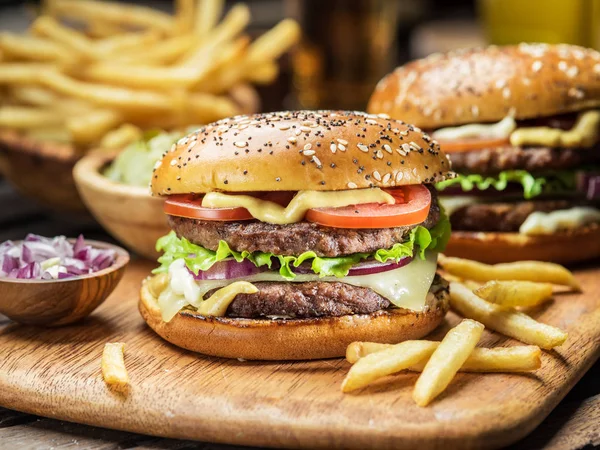 Hamburger Und Pommes Auf Dem Holztablett — Stockfoto