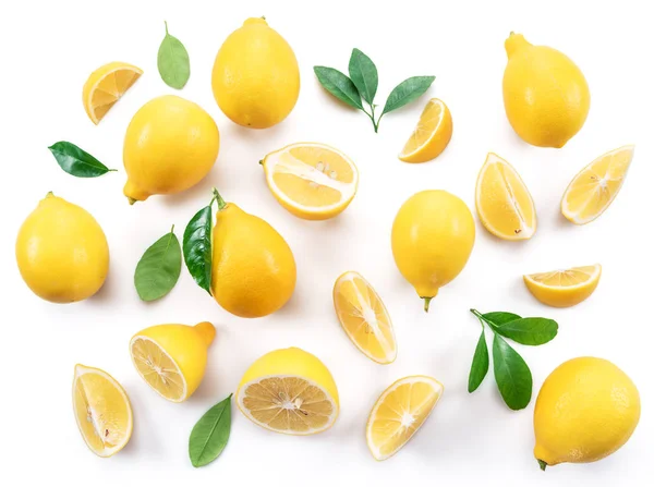 熟したレモンとレモンの白い背景を葉します トップ ビュー — ストック写真