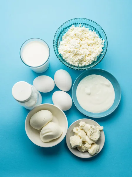Белковые Продукты Сыр Сливки Молоко Яйца Синем Фоне Вид Сверху — стоковое фото