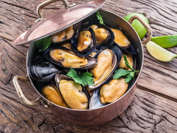 Gekookte Mosselen Koperen Pan Houten Tafel — Stockfoto