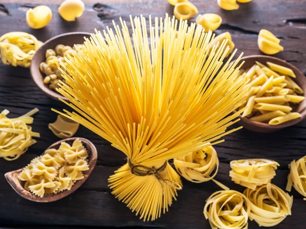 Verschillende Pasta Vormen Houten Tafel Bovenaanzicht — Stockfoto