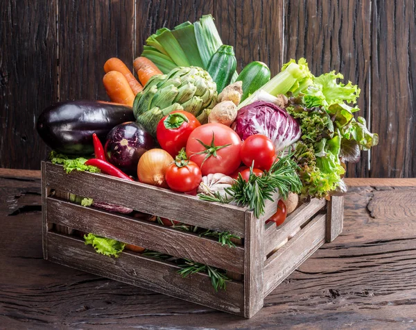 Frisches Mehrfarbiges Gemüse Holzkiste Hölzerner Hintergrund — Stockfoto