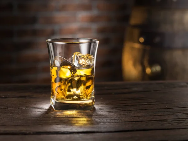 Vaso Whisky Vaso Whisky Con Hielo Fondo Madera —  Fotos de Stock