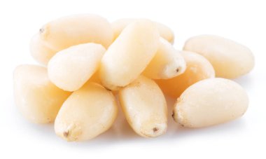 Çam fıstığı beyaz arka plan üzerinde. Organik gıda.