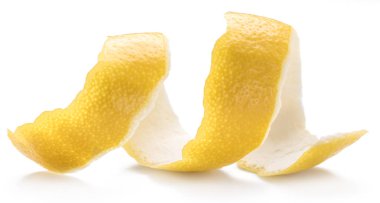 Limon kabuğu veya beyaz zemin üzerine limon twist. Yakın çekim.