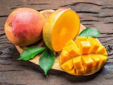 Mango meyve ve eski ahşap masa mango dilimleri.