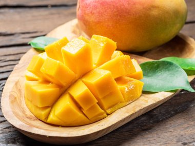 Mango meyve ve eski ahşap masa mango dilimleri.