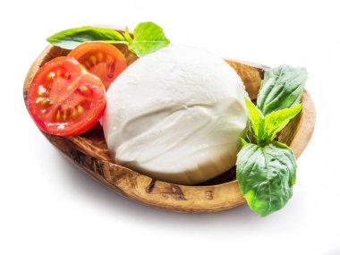 Buffalo mozzarella beyaz arka plan üzerinde ahşap kase.