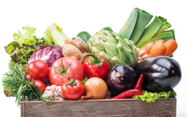 Taze sebze çok renkli ahşap sandık. Beyaz arka plan.