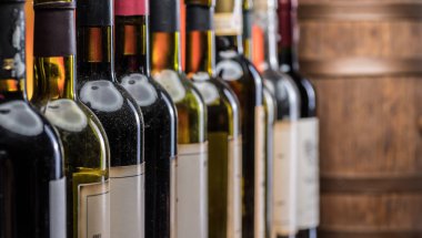 Şarap şişeleri satır ve meşe şarap fıçısı.