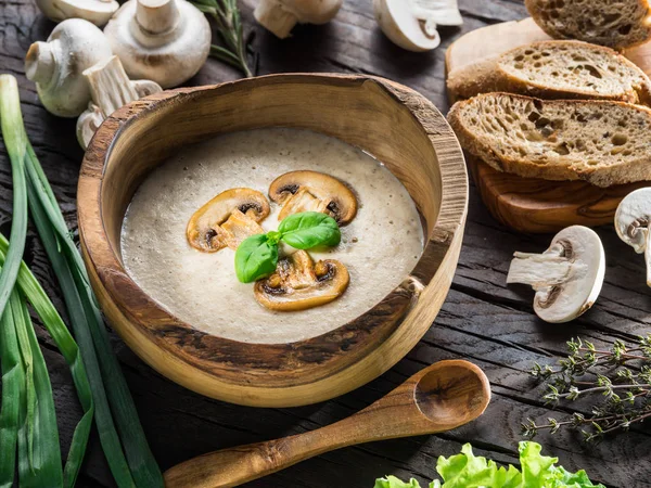 Ahşap masa üzerinde mantar krem çorbası. Üstten Görünüm.