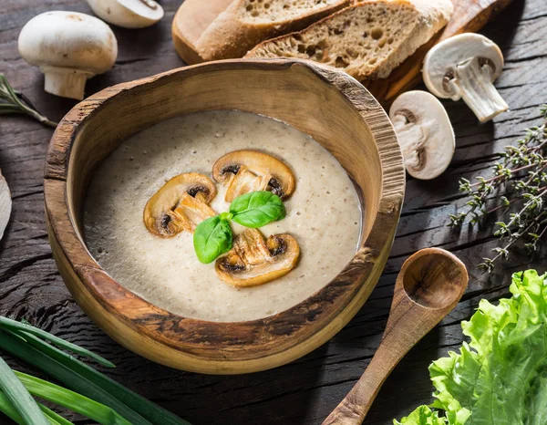 Ahşap masa üzerinde mantar krem çorbası. Üstten Görünüm.