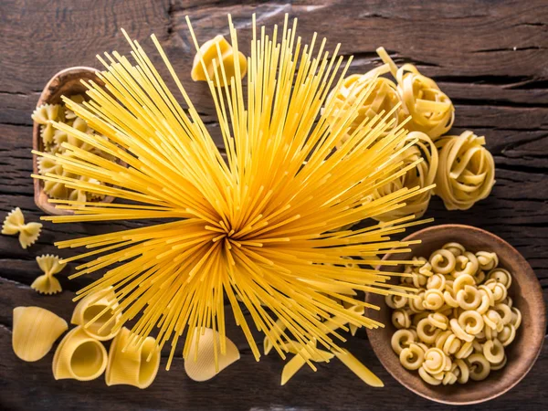 Diversi Tipi Pasta Sul Tavolo Legno Vista Dall Alto — Foto Stock