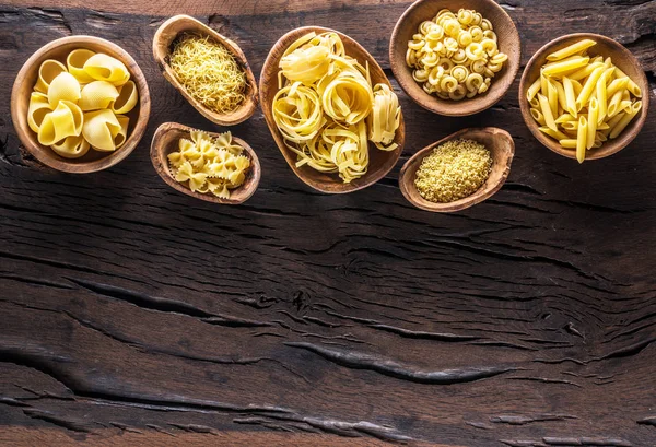 Diversi Tipi Pasta Ciotole Legno Sul Tavolo Vista Dall Alto — Foto Stock