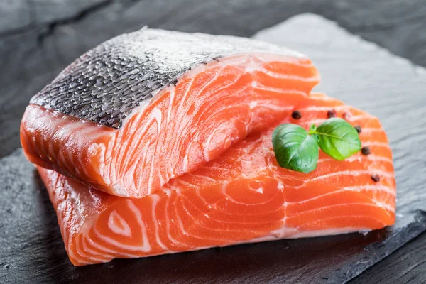 Filetes Salmón Fresco Sobre Tabla Cortar Negra Con Hierbas Especias —  Fotos de Stock