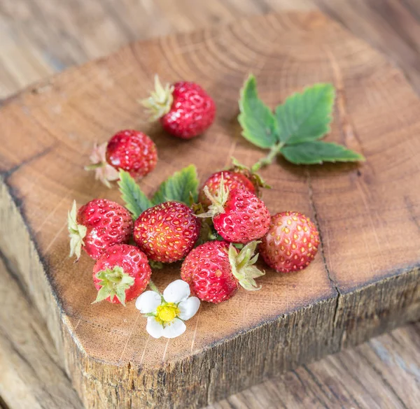 Fresas Silvestres Fondo Madera — Foto de Stock