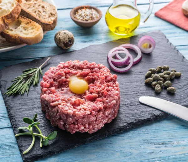 Filete Tartar Servido Con Codorniz Cruda Yema Huevo Alcaparras Pan — Foto de stock gratis