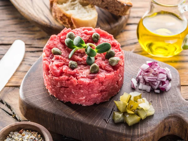 Bife Tartare Servido Com Alcaparras Pepinos Conserva Cebola Picada — Fotografia de Stock