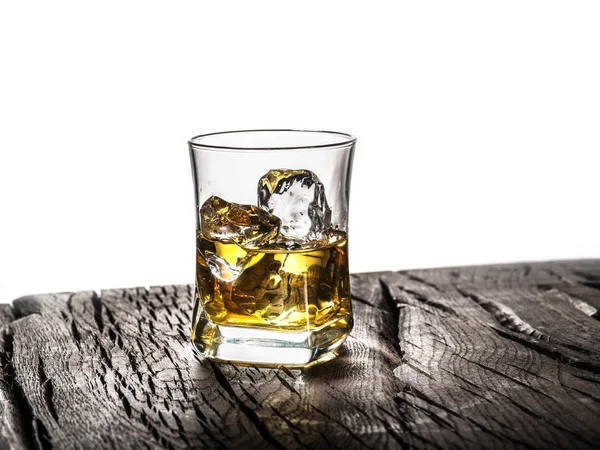 Whisky Glas Glas Whisky Met Ijsblokjes Tafel Witte Achtergrond — Stockfoto