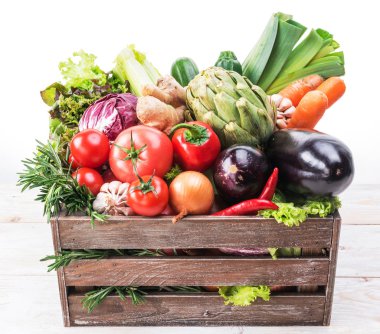 Taze sebze çok renkli ahşap sandık. Beyaz arka plan.