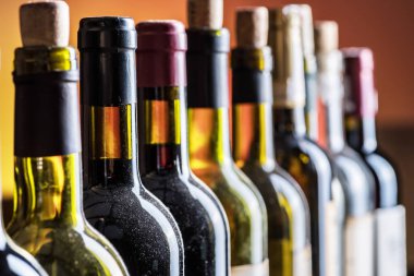 Şarap şişeleri hattı. Yakın çekim.