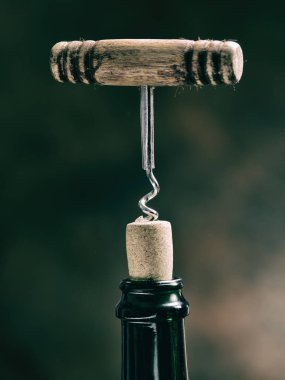Açılış şarap şişesi. Cork yakın çekim düşünüp.