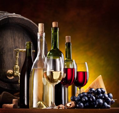 Şarap, peynir ve meyve ile natürmort.