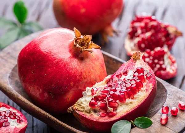 Zralé Granátové Jablko Ovoce Dřevěné Pozadí Makro — Stock fotografie